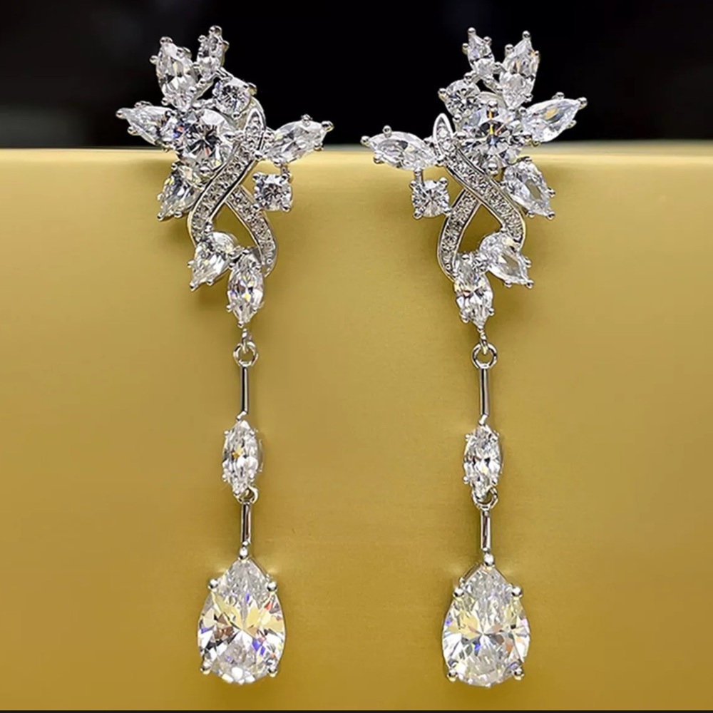 🌷Elegant Silver Floral Zircon Cluster Cascading Drop dangle earrings.